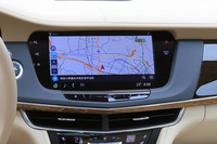 新たに採用された完全通信車載ナビ。定期的な地図更新を必要としない利便性と、車両搭載センサーとの連携による高精度な自車位置測定を特長としている。