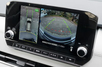 4つのカメラを使い、自車周辺の状況をドライバーに知らせるマルチアラウンドモニター。駐車場などでの安全確認にはもちろん、悪路走行時にも重宝する機能である。