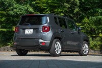 2025年9月に日本に導入された「ジープ・レネゲード」。ステランティスのなかでも今や貴重な、旧FCA系のプラットフォームを受け継ぐコンパクトモデルだ。