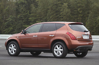 【スペック】
ムラーノSE 4WD(北米仕様):全長×全幅×全高=4765×1880×1690mm/ホイールベース=2825mm/車重=1794kg/駆動方式=4WD/3.5リッターV6 DOHC24バルブ(245ps/5800rpm、34.4kgm/4400rpm)
「ムラーノ」というネーミングは、開発責任者の名前から……ではもちろんなく、イタリアはベネチア沖に浮かぶベネチアンガラスの産地、ムラーノ島から。デザインと技術の最先端をいくムラーノガラスのスピリットを反映したモデル、という意味。