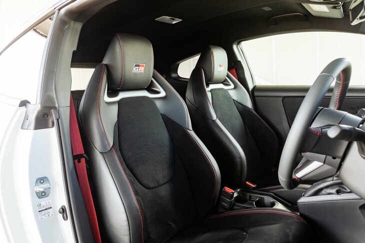 今回の試乗車は、いずれも上級グレード「RZ“ハイパフォーマンス”」であり、パーフォレーション付きのスエード調素材「ブランノーブ」と合成皮革のコンビシートが装備されていた。