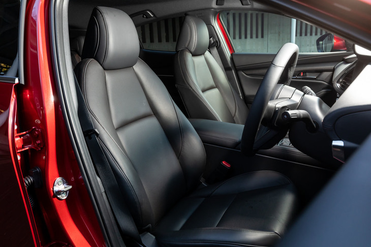 「Lパッケージ」に装備されるレザーシート。フロントシートヒーターに加え、運転席には10wayのメモリー機能付き電動調整機構が備わる。