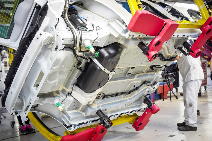 マイルドハイブリッド化に伴い、プラットフォームはエンジンマウント、サスペンションの受け部変更に加え、エキゾーストパイプ追加への対応など大幅に手が加えられた。従来型の「500ハイブリッド」と比較して重量は80kg増加している。(photo:Stellantis)