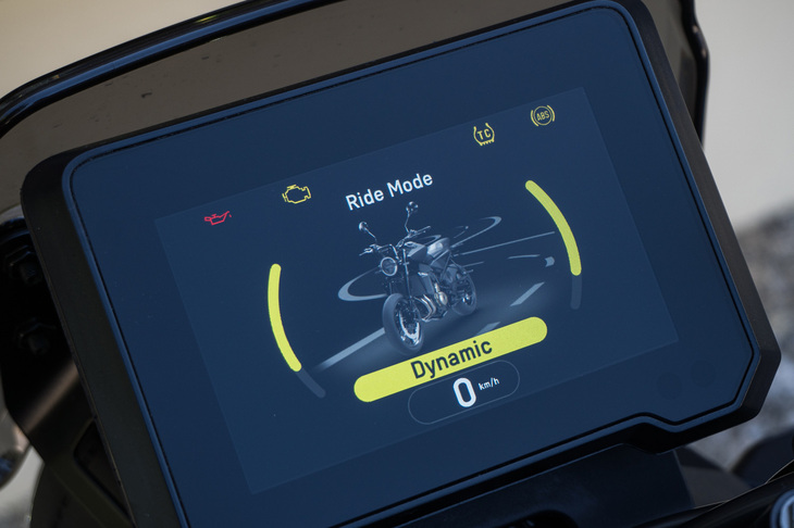 インターフェイスの役割を担う5インチのフルカラーディスプレイ。ライディングモード等の操作画面は、ご覧のとおり“絵付き”となっており、非常に設定がわかりやすく、操作しやすい。