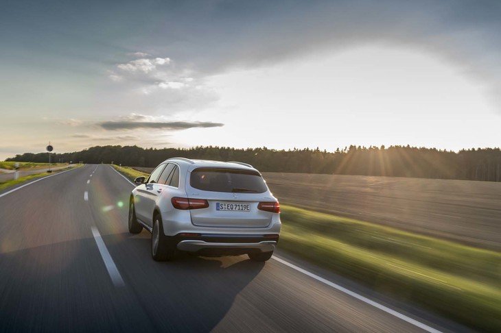 「GLC」でテールパイプがのぞくリアバンパー下が「GLC F-CELL」ではふさがれており、電化されたパワーユニットを搭載することを示す。