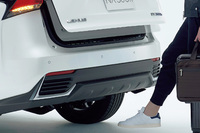 現行型「ハリアー」では、「トヨタアップグレードセレクション」を利用し、ハンズフリーパワーバックドア(挟み込み防止機能・停止位置メモリー機能付き)を後付けすることができる。(写真はハンズフリーパワーバックドアのイメージ)