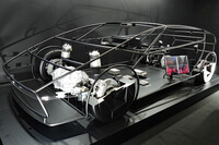 AD/ADASおよびダイナミクス統合制御の解説模型。操作系はいずれもバイ・ワイヤ化され、それらを統合制御することで、人とクルマが一体となったような操作性を実現するとしている。