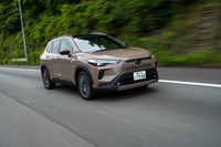 ハイブリッドシステムは2023年の改良時にトヨタの第5世代へと刷新。前後のモーターのスペックが強力になり、システム全体では最高出力140PS(初期型は122PS)を発生する。