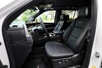 内装色は試乗車の「ジェットブラック」と「ウィスパーベージュ」(受注発注)を用意。シート表皮は全席セミアニリンレザーで、前席には12wayの電動調整機構や、4wayのランバーサポート、ヒーター、ベンチレーション、マッサージ機能などが備わる。