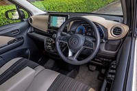 「eKクロスT」のインストゥルメントパネルまわり。操作性や視認性が十分に考慮されたデザインであることは、運転席に座れば理解できる。また、視界の良さも「eK」シリーズのセリングポイントだ。