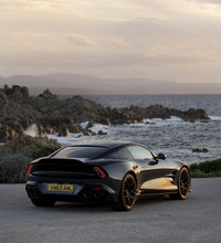 リアではダックテール型のスポイラーや、片側あたり7つのLEDで構成されるリアコンビランプが特徴的。4本出しのエキゾーストパイプがハイパフォーマンスを予感させる。