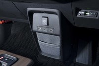 ダッシュボード下部には2基のUSBとHDMIのポートが用意される。「アドバンス」に標準の100V 1500W電源は省かれている。