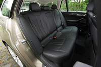 リアシートは4:2:4の3分割可倒式。「ラグジュアリー」では前後席ともにシートヒーターが装備される。