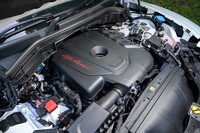 パワーユニットは2.2リッター(正確には2142cc)の直4ディーゼルターボエンジン。最高出力210PSと最大トルク470N・mを発生する。