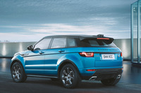 2010年登場の初代「ランドローバー・レンジローバー イヴォーク」。下肢の張り出し具合やバンパーコーナーの削り込み具合が、「ジープ・アベンジャー」と非常によく似ている。(元ネタはこちらなのだが)