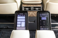 インフォテインメントシステムやシートは2列目シートに備わったスマートフォンのようなリモコンでも操作できる。