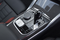 センターコンソールにはシリアルナンバー入りのモデルプレートが貼られる。「3シリーズ/4シリーズ」ではつまんで操作する小型のシフトセレクターに変わっているが、アルピナではあえてレバー型を継続採用している。