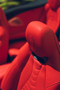 ヘッドレスト一体型シートの首元には緩やかな温風を噴出させられる「ネックウオーマー」を装備。鮮やかなこの試乗車のインテリアカラーは「ロッソ」。