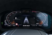 これまで一部グレード専用だったフル液晶メーターが全車標準装備に。表示レイアウトも先に導入された新型「3シリーズ」などと同様の最新バージョンとなった。