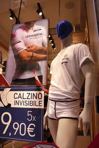 トップスポンサーのひとつ、インナーウエアのチェーンであるインティミッシミのウィンドウ。これを履けばオトコの自信倍増?