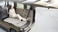 後席を倒した空間ではこのように過ごす。モデルの身長は177cmとのことで、車中泊に使うのはちょっと難しそうだ。