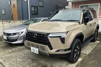 愛車のちょいワル特急こと「プジョー508」の隣に置かれた「レクサスGX550“オーバートレイル+”」は小山のように大きく、508がまるでお子さま用に思える。