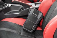 「Modulo X」ロゴ入りの専用シートセンターバッグも「バージョンZ」の特別装備のひとつ。ロゴマークのないものは、2万7500円のオプションとして個別に販売されている。