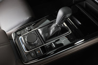 ピアノブラックの装飾パネルがつややかなセンターコンソール。ダイヤル式コントローラーと物理スイッチを組み合わせた操作インターフェイスに奇をてらったところはなく、シンプルだがわかりやすい。