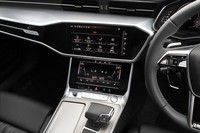 センターのスクリーンは基本的に上がインフォテインメント用で、下がエアコンなどの機能装備用。筆者が苦労して見つけたリアスポイラーを上下させるボタンは、下画面の中央上にあった。