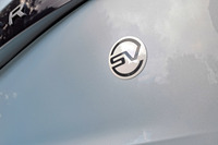 「SV」は現行型から新設された最上級グレードで、パワートレインは3リッター直6ターボエンジンとモーターを組み合わせたプラグインハイブリッド「P550e」と、4.4リッターV8ターボエンジンにマイルドハイブリッド機構を組み合わせた「P615」から選択できる。