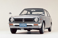 1972年に誕生した初代「ホンダ・シビック」。ボディーサイズはスタンダードモデルで全長×全幅×全高=3405×1505×1325mmだった。