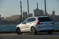 グレード構成は、今回試乗した「T5 AWDインスクリプション」を含む全7種類。ディーゼルモデルの3グレードと「T6 AWD R-Design」については、2018年第1四半期以降のデリバリー開始を予定している。