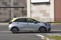 くさび形のシルエットは、これまで4代続いた「ホンダ・フィット」に共通のもの。広々としたウィンドウグラフィックには新型ならではの個性が感じられる。