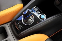 シフトレバーはバイワイヤ式。シフトノブの形状は「ノートe-POWER」のものと異なるレバー型になっている。