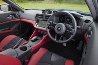 インテリアでは、メーターパネルに12.3インチの液晶モニターを採用。いっぽう空調のコントローラーはダイヤル&押しボタン式……と、今トレンドのデジタル化は“ほどほど”といった具合だ。