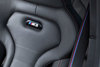 インテリアの各所に施された「M3」のロゴ。「M3セダン コンペティション」には、Mストライプが施された専用シートベルトが装備される。