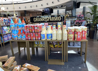 イタリアのSA食堂名物、巨大お徳用パッケージのコーナー。
