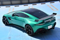 レーシングカーばりの迫力を醸し出すリアビュー。派手なエアロパーツのうち、カーボンファイバーリアウイング、ダイブプレーン、フロントスプリッターは、MT車発売時のキャンペーンとして無償提供されていたもの。総額でおよそ300万円相当という。