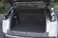 「3008 GTハイブリッド4」の荷室容量は520リッター。後席のバックレストを荷室側からでも倒せるレバーが備わっている。