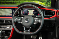 本革巻きのステアリングホイールは、赤のステッチで飾られている。