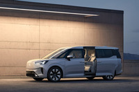 2023年11月に発表されたボルボの新型電動ミニバン「EM90」。3列シートが備わる6人乗りの電動プレミアムMPVで、一充電あたりの走行距離はCLTC(China Light-Duty Vehicle Test Cycle)値で最大738kmと発表されている。