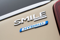 グレードは「G」「ハイブリッドS」「ハイブリッドX」の3種類で、車名のとおり上位2グレードにはマイルドハイブリッド機構が備わる。