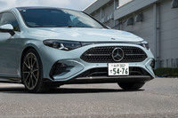 ヘッドランプにはスリーポインテッドスター型のシグネチャーを採用。グリルにもクローム仕上げのスターがちりばめられている。