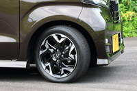 タイヤサイズは155/65R14が主で、「カスタム」のターボモデルのみ165/55R15。カスタムにはブラック塗装と切削加工を施したツートンカラーのアルミホイールが装備される。