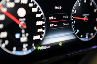 メーター内に表示される、操舵支援機能の作動を示す緑のインジケーター。ドライバーがステアリングを握っていないと、警告を発した後に機能が停止する。