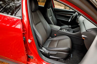 2012年に登場した初代「CX-5」より、運転環境の改善に並々ならぬこだわりを見せてきたマツダ。新型「マツダ3」では、シートの形状とクッションの硬さを見直すことで、骨盤が後ろに倒れるのを防ぎ、背骨がきれいなS字カーブを描く自然な着座姿勢をかなえている。