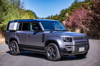 2022年6月に導入が開始された「ランドローバー・ディフェンダー130」。「110」をベースにリアオーバーハングを延長した追加モデルで、乗車定員が8人となる2-3-3のシートレイアウトを採用している。