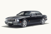 2002年に発表された7代目「ジャガーXJ」。同モデルより、XJにはアルミボディーが用いられている。