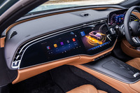 センターに加え助手席側にもディスプレイが備わる「MBUXスーパースクリーン」は、59万円の有償オプション「アドバンスドパッケージ」に含まれるアイテム。ガラス面の上部に沿ってエアコンの吹き出し口が目立たぬように配置される。