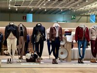 今回は2025~2026年秋冬紳士モードがバイヤーやプレス向けに公開された。これはブルネロ・クチネリのブース。哲学概念の「anamnesis(想起する)」をテーマに、伊英米そしてカントリースタイルをイメージ・融合させた。